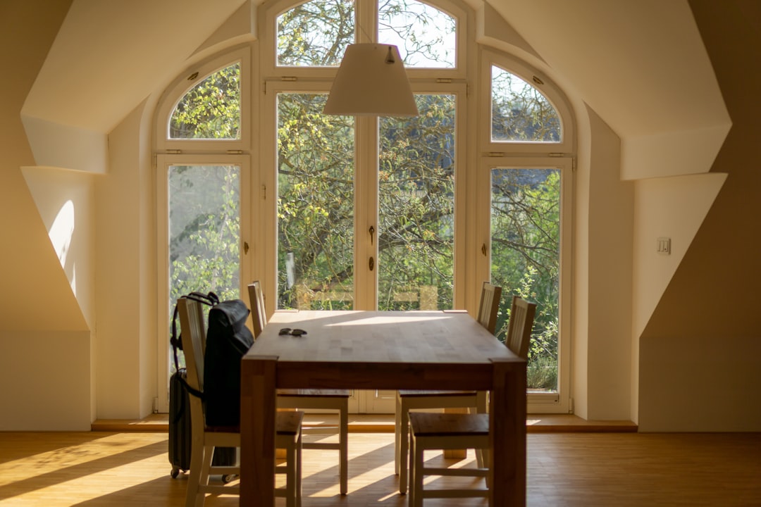 Modernes Interieur mit hochwertigem Boden